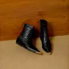 Botas Curtas Internas que Aumentam a Altura para Mulheres 2025 Outono e Inverno Novo Estilo Elegante Bico Fino Trançadas de Alta Qualidade Estilo Europeu e Americano Moda Botas Femininas