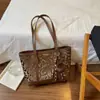 Bolso de mano con estampado de leopardo para mujer, nuevo y moderno 2026, bolso tote casual retro de nicho de otoño, bolso de hombro de gran capacidad para el trabajo