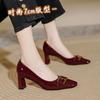 Zapatos de Tacón Alto de Tacón Grueso Francés para Mujer Rojos Zapatos de Boda 2025 Nuevos Primavera y Otoño Zapatos de Mujer Hebilla Metálica Punta Cuadrada Tacón Medio Flats