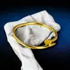 Pulsera de Acero Inoxidable Transfronteriza Estilo Europeo y Americano Pulsera de Trébol de Cuatro Hojas Chapada en Oro de 18 Quilates Pulsera Versátil de Acero de Titanio con Trébol para Mujer