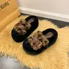 Chinelos fofos estilo retrô, que aumentam a altura, para mulheres, adequados para usar ao ar livre, nova moda de outono, chinelos de algodão, sapatos fofos femininos