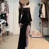 Vestido feminino de manga longa irregular com fenda, plissado, ombro a ombro, estilo europeu e americano, 2025, caimento justo, saia longa em A
