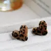 Brincos Coração com Estampa de Leopardo Retrô para Mulheres 2026 Novo Estilo Brincos Simples de Design Nichado Versáteis para o Trabalho e Brincos de Outono e Inverno