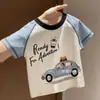 2026 Novo Estilo Camiseta de Verão Manga Curta Raglan 100% Algodão com Desenho Animado para Crianças Pequenas e Médias com Gola Redonda Estampada e Blusa Color Block