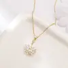 Versión coreana del nicho inteligente micro-incrustado de circonita pavo real colgante collar mujeres personalidad única pendientes moda temperamento joyería para el cuello venta al por mayor