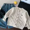 Cardigã Vintage de Tricô com Tranças Bangcheng para Meninos e Meninas, com Bordado de Laço Pequeno, Gola Redonda, Suéter Casaco Macio
