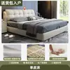 Cama tapizada suave con hebilla de rejilla cuadrada minimalista moderna color blanquecino dormitorio principal cama doble de 1.8 m minimalismo italiano base baja cama de boda
