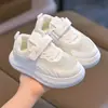 Tênis esportivos infantis estilo verão, antiderrapantes, casuais, versáteis, de sola plana, tênis da moda, design em malha respirável para meninos pequenos