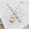 Collar 2022 nuevo creativo de acero de titanio dorado con incrustaciones de concha para mujer, cadena cuadrada para clavícula, joyería de sonrisa pequeña y fresca al por mayor