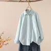 Colección Otoño 2026: Camisa de mujer estilo japonés de tela Oxford a rayas con bolsillos, cuello de punta, manga larga, estilo cárdigan