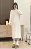 Vestido Longo com Capuz Outono/Inverno 2026 Comprimento do Joelho Moda Feminina Camada Interna Simples Camada Externa Estilo Preguiçoso Vestido de Tricô