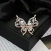 Moda europeia e americana novo broche de borboleta com diamantes de alta qualidade temperamento feminino alfinete requintado corsage da moda joia de cristal