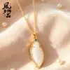 Collar de hoja de jade Hotan estilo chino con borde completo de diamantes chapado en oro, colgante de jade para mujer, regalo de joyería, colgante de jade Hotan