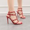 218-1 Estilo Europeu e Americano Retrô Sexy Salto Alto para Boate Couro Envernizado Rebites Metálicos Sandálias Sexys para Boate Sapatos Romanos