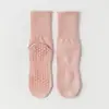 Meias de yoga meias de cano médio LOGO bordado de renda jacquard processamento personalizado profissional adesivo de ponto antiderrapante meias esportivas personalizadas