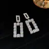 Brincos de Pérola com Franja e Laço de Diamante Cravejado com Tachas Prateadas, Brilhantes, Luxuosos e Requintados com um Toque Único e de Alto Padrão
