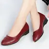 Sapatos femininos slip-on rasos de sola macia, novo estilo popular da moda outono 06, sapatos para avós de meia-idade, sapatos de couro confortáveis com salto anabela