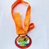 Medalla de muñeco M Bean de goma blanda de PVC personalizada de fábrica, etiqueta de etiqueta de cordón de poliéster se puede desarrollar