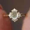 Anillo Cara de Huevo de Calcedonia Hielo Imitación Chapado en Oro Lujo Anillo Cara de Huevo Totalmente Incrustado con Diamantes Anillo Elegante