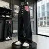Calça jeans masculina retro americana com estampa de bandeira desgastada, calça longa de perna larga com múltiplos botões, calça preta lavada com bainha curva até o chão