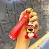 Llavero de oso fresa codicioso de celebridad de Internet de dibujos animados lindo, colgante para bolso de silicona, llavero de PVC al por mayor