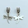 Colgante de libélula de aleación retro de moda europea y americana, accesorios de joyería DIY chapados en plata antigua, insectos perforados, fabricantes al por mayor