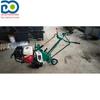 Máquina de desenho push-in portátil raspador de grama artificial de roda dupla traseira máquina de transplante de gramado florestal fácil de operar
