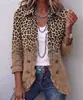 Abrigo retro de estilo europeo y americano de doble botonadura con cuello de volantes, mangas largas y diseño estampado, adecuado para uso casual.