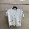 Venda Direta da Fábrica Tb Verão Novo Cor de Waffle Listrado Gola V Manga Curta Feminino Casual, Confortável e Versátil Tricô Manga Curta