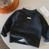 Camiseta de manga larga para niños, nuevo estilo 2026, cuello alto medio para bebé, capa base unisex estilo coreano de invierno, forrada de polar, top de moda