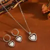 Elegante Versátil Colgante de Cobre Forma de Corazón Joyería Dulce Flor Hueca Corazón de Melocotón Concha Blanca Incrustada Diamante Clip de Oreja Set de Collar para Mujeres