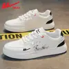 Tênis Warrior Masculino, novo modelo outono 2026, sapatos brancos de sola grossa que aumentam a altura, tênis masculinos da moda, sapatos esportivos versáteis e antiderrapantes B