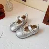 Sapatos Sociais Doces Estilo Floresta para Meninas Modelo Novo Outono 2025 Sapatos de Performance com Laço para Meninas Sapatos Pequenos de Couro com Cadarço Infantil Versátil