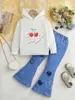 Suministro Mayorista Transfronterizo de Comercio Exterior de Nuevos Conjuntos de Sudaderas con Capucha de Manga Larga y Pantalones Acampanados con Estampado de Corazón para Niñas de Otoño e Invierno