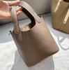 2025 Nova Bolsa Feminina Cesta de Vegetais de Couro Bovino TC de Camada Superior de Alto Nível Sensorial Bolsa Balde Grande Capacidade Moderna Versátil