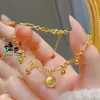 Tienda de Oro Mismo Estilo Color Dorado Pulsera Colgante de Fortuna para Mujeres Diseño de Nicho Bolitas Pequeñas de Oro Oro Arena Joyería de Alta Gama
