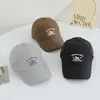 Boné de Baseball Versátil Estilo Coreano Bordado com Letra Aba Curta para Mulheres Primavera e Verão Nova Moda Casual Proteção Solar Bico de Pato
