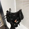 Bolsa de Ombro com Laço de Veludo Moda para Mulheres 2026 Novo Estilo Simples Tendência Versátil Bolsa de Mão para o Dia a Dia Bolsa de Ombro