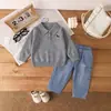 Otoño 2026 Nuevo Conjunto de Dos Piezas para Niños: Camisa de Punto con Cuello Polo Bordada para Niños con Jeans Ropa Infantil