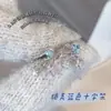 Broche de Corazón Azul con Cruz Clavos para Hélice Auricular Estilo Coreano Más Fácil de Combinar Exquisitos Pendientes de Lujo Ligero Pendientes Agujas de Acero de Titanio