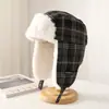 Sombreros de Invierno Lei Feng para Hombres y Mujeres, Sombreros Gruesos Cálidos de Felpa a Cuadros Retro con Protección para Orejas, Sombreros de Esquí a Prueba de Frío para Ciclismo al Aire Libre