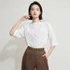 Camisa plisada blanca lujosa y sofisticada para mujer con cuello barco asimétrico, diseño de manga media, única y de corte holgado, adecuada para ir al trabajo
