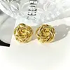 Diseño de Nicho Minimalista Francés Dorado Liso Estilo Fresco Redondos Lisos Flor de Rosa Retorcida Tridimensional Aretes de Tachuela