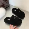 Chinelos peludos em formato de cruz para mulheres, adequados para uso externo, novidade outono e inverno 2026, chinelos peludos versáteis de solado plano, slip-on, com solado grosso para mulheres