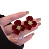 Pendientes de Flor de Terciopelo Rojo para Mujer 2026 Nuevo Estilo Pendientes de Lujo Ligero de Gama Alta con Temperamento Elegante y Estiloso, Pendientes Versátiles para Otoño e Invierno