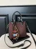 Bolsa tote de luxo leve, retrô, color block, pequena bolsa de mão para mulheres, nova coleção 2026, moda de nicho, bolsa de ombro versátil, bolsa transversal da moda