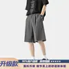 Marca de Moda Masculina de Verão Cool e Estilosa Roupa Exterior Terno Shorts, Seda Gelada Luxo Leve Shorts Pretos Largos de Cinco Pontos, Estilo Fino