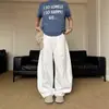 Jeans Branco Retro Americano de Cintura Alta Cortado a Tesoura para Homens Primavera e Outono Design High Street Solto que Valoriza Caimento Amplo na Barra