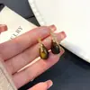 Brincos Pendentes em Formato de Gota com Zircônia e Pedra Olho de Tigre Estilo Levemente Luxuoso para Mulheres, Brincos Elegantes de Nicho de Alta Qualidade Estilo Retro Maillard