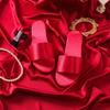 Chinelos Bordados Novos para Casamento Madrinhas Femininos Chinelos de Cetim Vermelho para Casamento Sapatos Combinando com o Robe da Noiva Mulheres